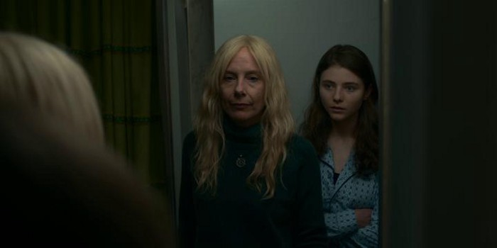 Single working mom Mari Gilbert gets shit done. (Right: Thomasin McKenzie as Sherre Gilbert)