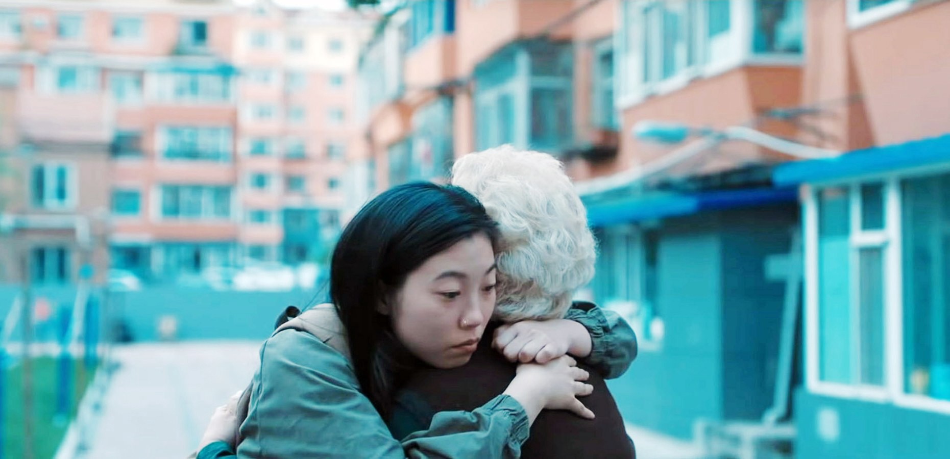 Billi (Awkwafina) embraces her grandmother Nai Nai (Shuzhen Zhao)