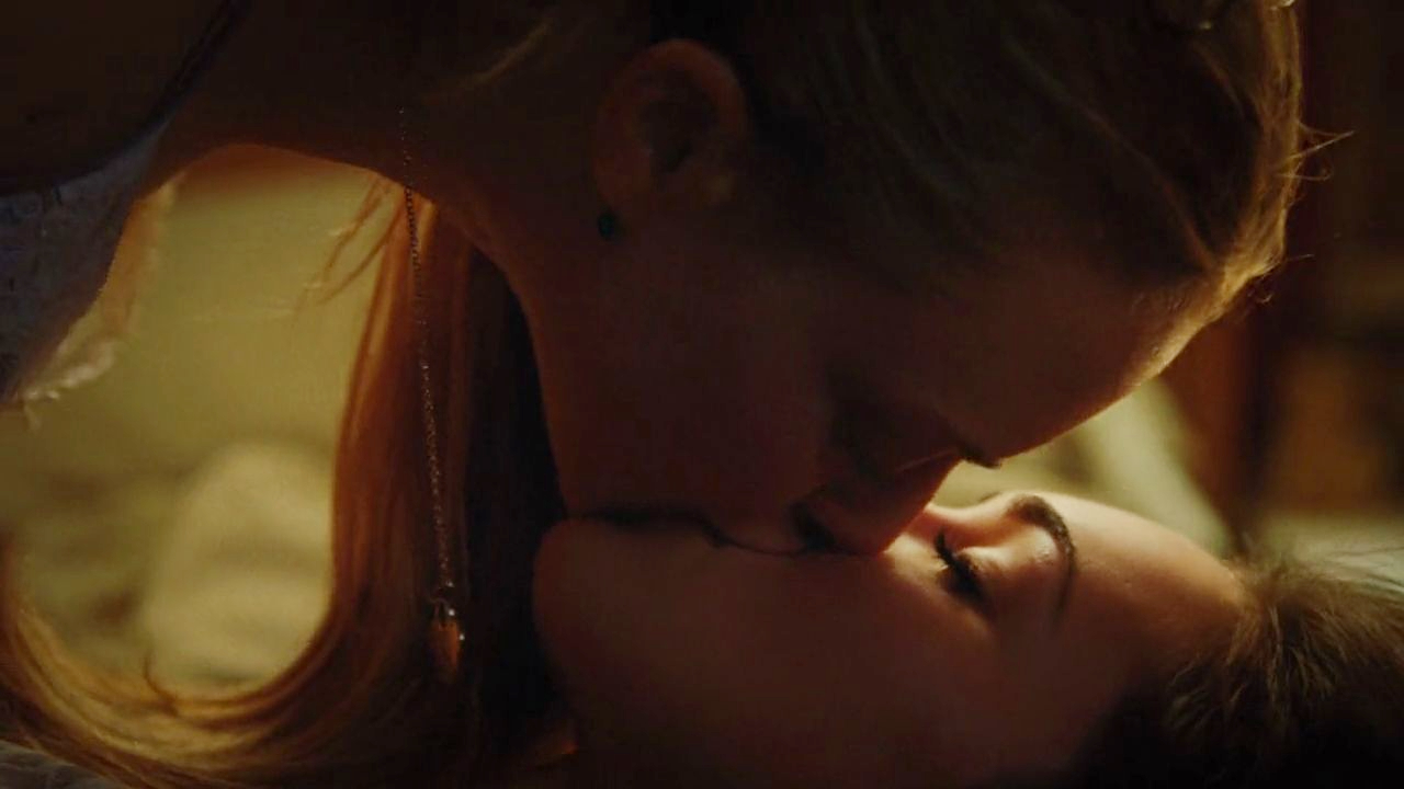 Needy (Amanda Seyfried) kisses Jennifer (Megan Fox)