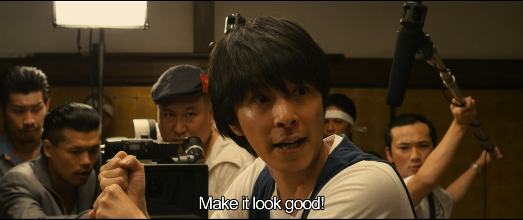 Hirata encourages the yakuza to make the battle as cool looking as possible.