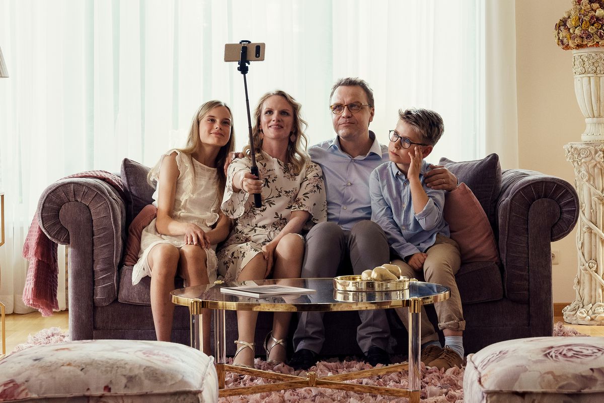 Mother forces the family to smile for a staged selfie